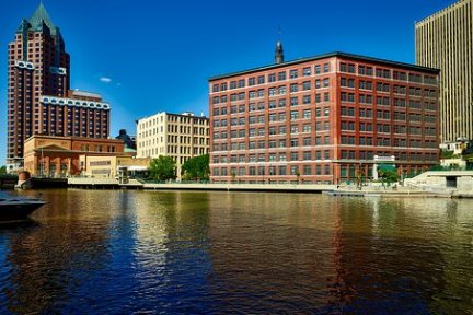 Milwaukee buildings on the other side of the lake